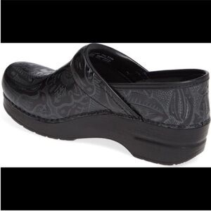 Thom McAn nurse navy blue/gray floral print clogs